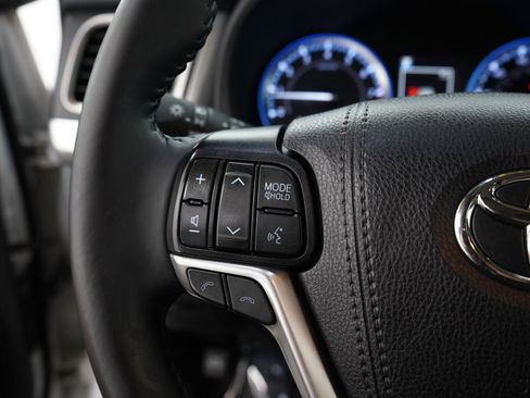 Used 2019 Toyota Highlander XLE AWD/4WD image 28