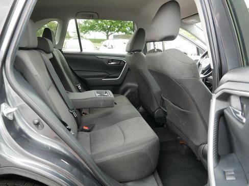 Used 2020 Toyota RAV4 XLE w/ XLE Grade Weather Package AWD/4WD image 18