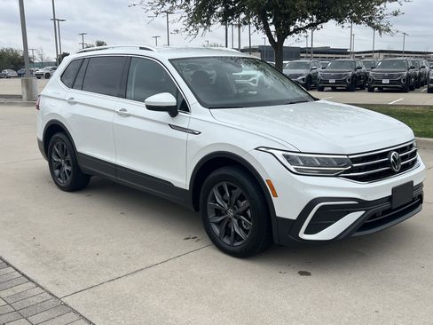 Certified 2023 Volkswagen Tiguan SE image 2