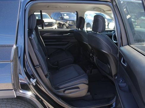 Used 2023 Jeep Grand Cherokee L Laredo image 8