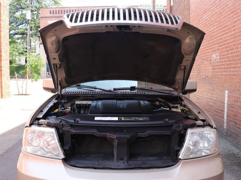 Used 2006 Lincoln Navigator Luxury RWD image 11