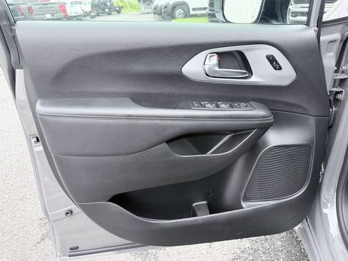 Used 2025 Chrysler Pacifica Limited FWD image 32
