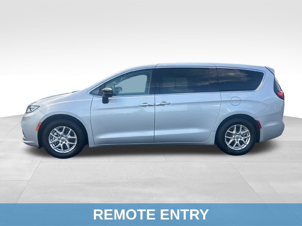 Used 2024 Chrysler Pacifica Touring-L FWD image 3