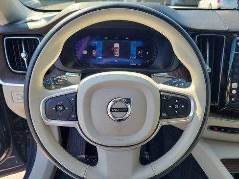 Used 2022 Volvo XC60 B5 Momentum w/ Climate Package FWD image 14