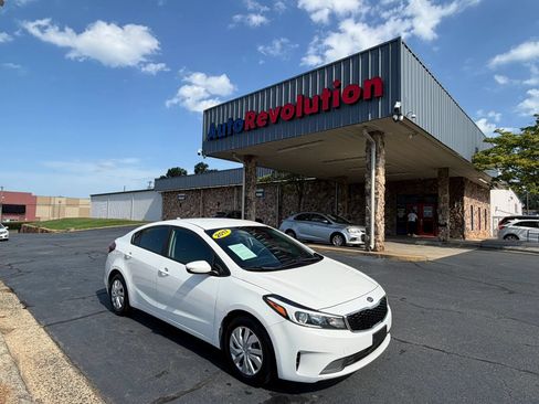 Used 2017 Kia Forte LX FWD image 1