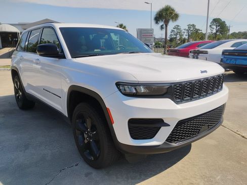 Used 2023 Jeep Grand Cherokee Altitude AWD/4WD image 4