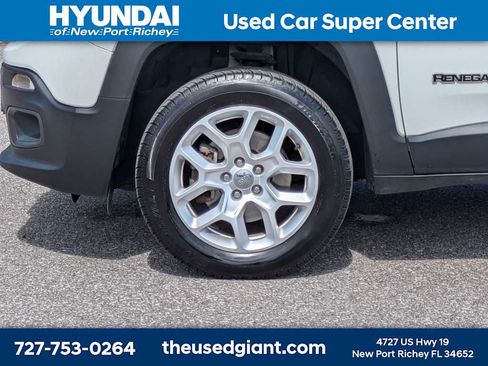 Used 2018 Jeep Renegade Latitude w/ Cold Weather Group AWD/4WD image 13