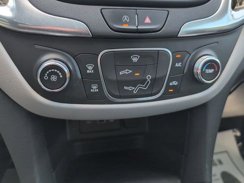 Used 2022 Chevrolet Equinox LS w/ Driver Confidence II Package FWD image 17
