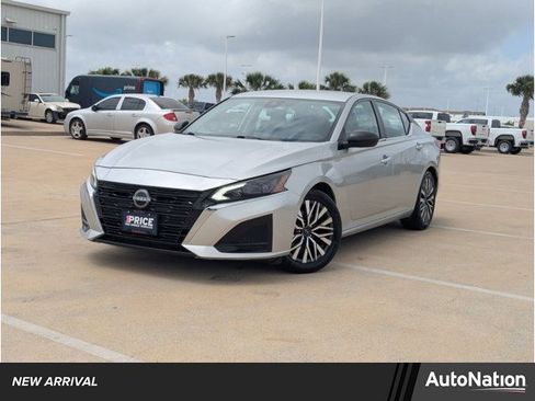 Used 2024 Nissan Altima 2.5 SV image 1