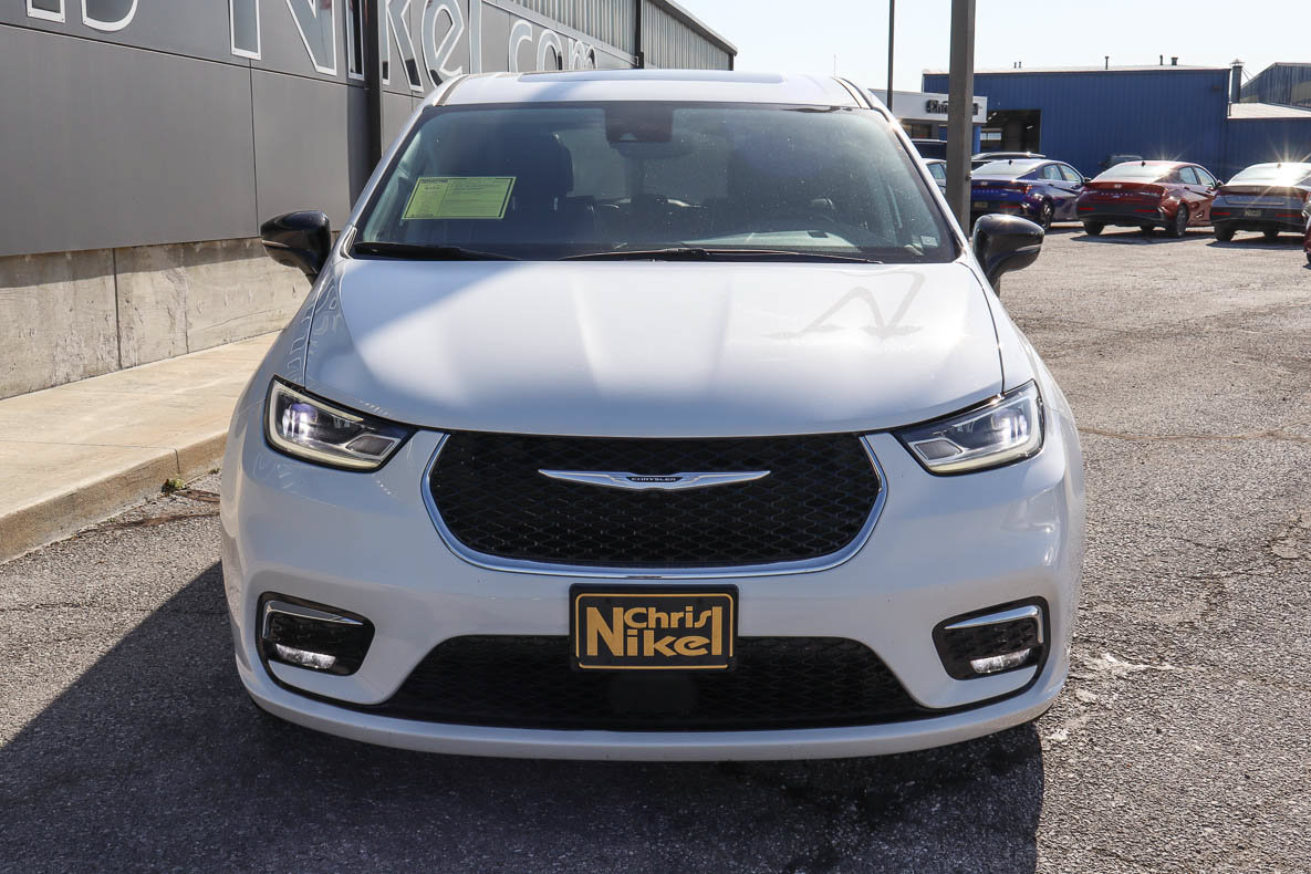 Used 2024 Chrysler Pacifica Limited FWD image 2