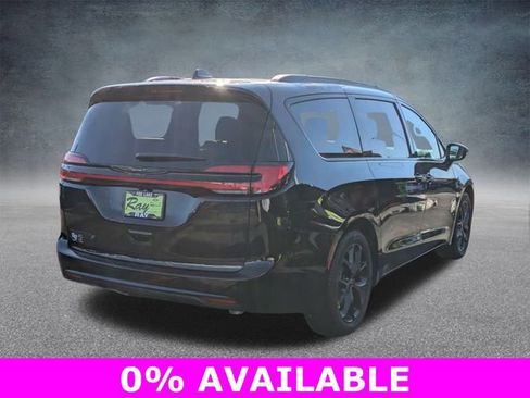 New 2026 Chrysler Pacifica Select image 4