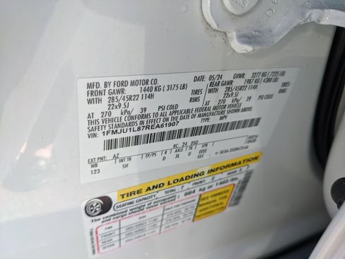 Used 2024 Ford Expedition Platinum image 39