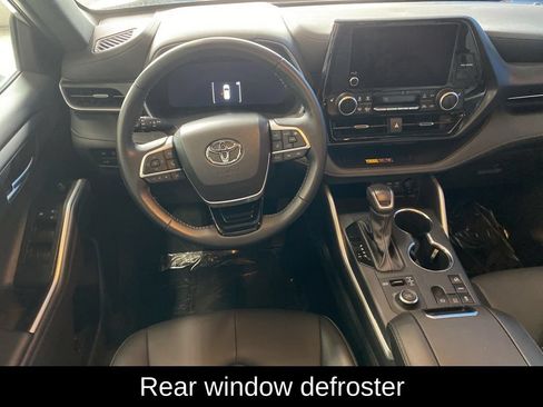 Used 2025 Toyota Highlander XSE AWD/4WD image 4