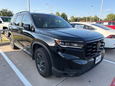 Used 2025 Honda Pilot TrailSport image 4