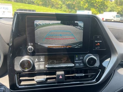 Used 2023 Toyota Highlander LE AWD/4WD image 22