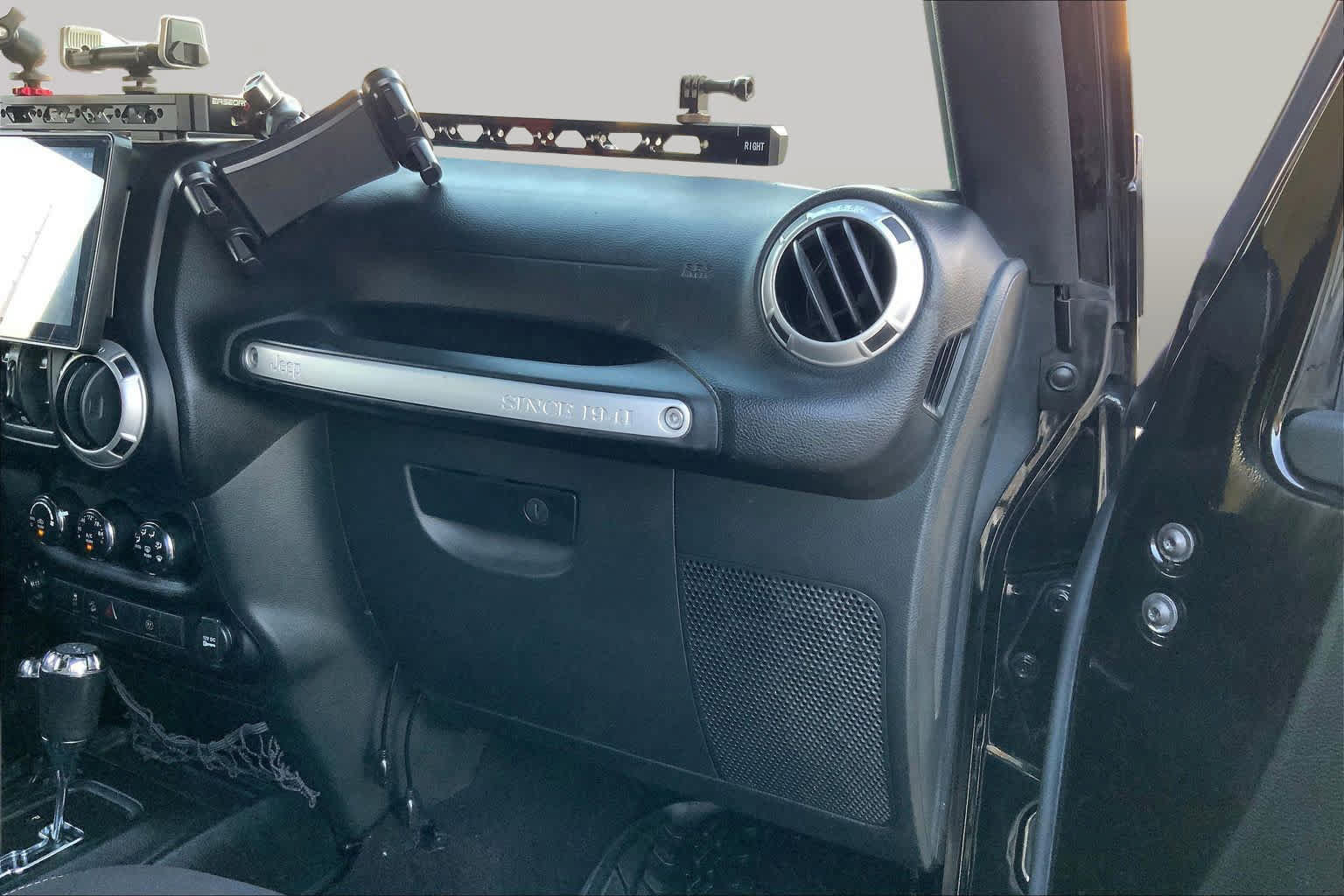 Used 2017 Jeep Wrangler Unlimited Rubicon w/ Connectivity Group AWD/4WD image 18