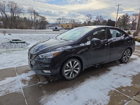 Used 2021 Nissan Versa SR image 7