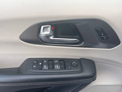 Certified 2023 Chrysler Pacifica Touring-L FWD image 15
