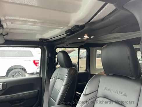 Used 2021 Jeep Wrangler Unlimited Sahara w/ Dual Top Group AWD/4WD image 10