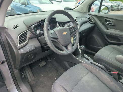 Used 2020 Chevrolet Trax LS FWD image 8