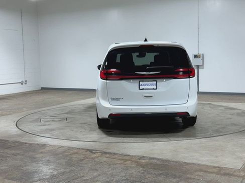 Used 2023 Chrysler Pacifica Touring-L FWD image 8