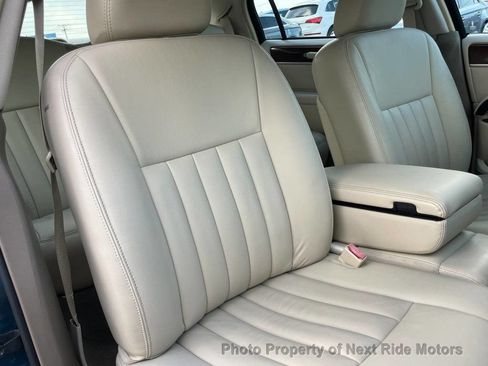 Used 2003 Lincoln Town Car Signature RWD image 16