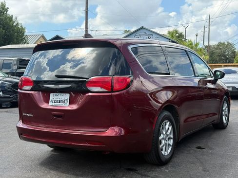 Used 2022 Chrysler Voyager LX FWD image 5