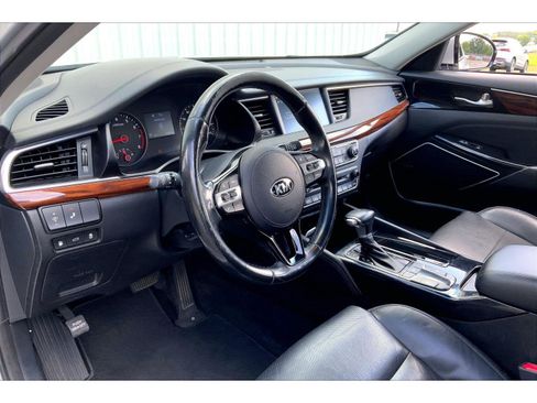 Used 2018 Kia Cadenza Premium w/ Luxury Package FWD image 11