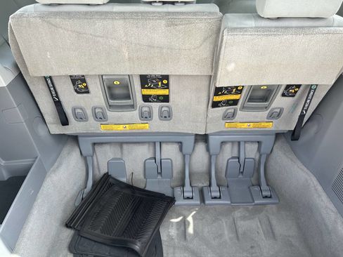 Used 2013 Toyota Sienna L image 18