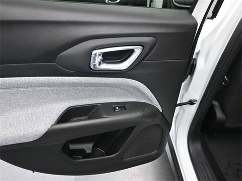 Used 2025 Jeep Compass Sport image 21