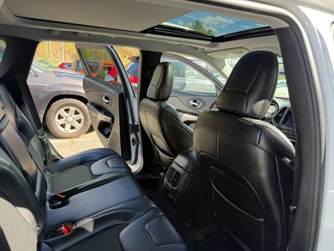 Used 2019 Jeep Cherokee Latitude Plus w/ Comfort/Convenience Group AWD/4WD image 15