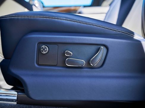 Used 2021 Bentley Bentayga image 34