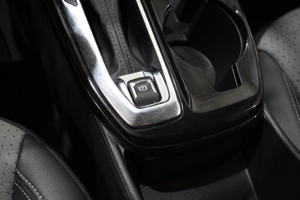 Used 2025 Chevrolet Trax LT w/ LT Convenience Package FWD image 27