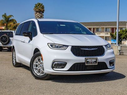 New 2025 Chrysler Pacifica Select