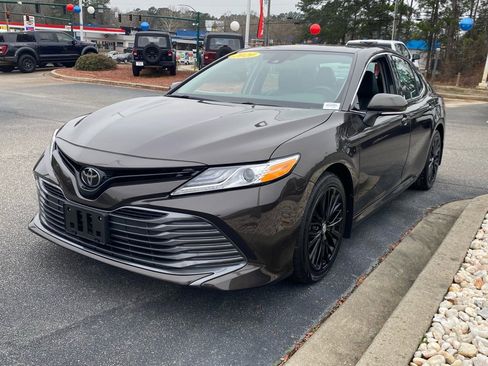 Used 2020 Toyota Camry XLE image 2