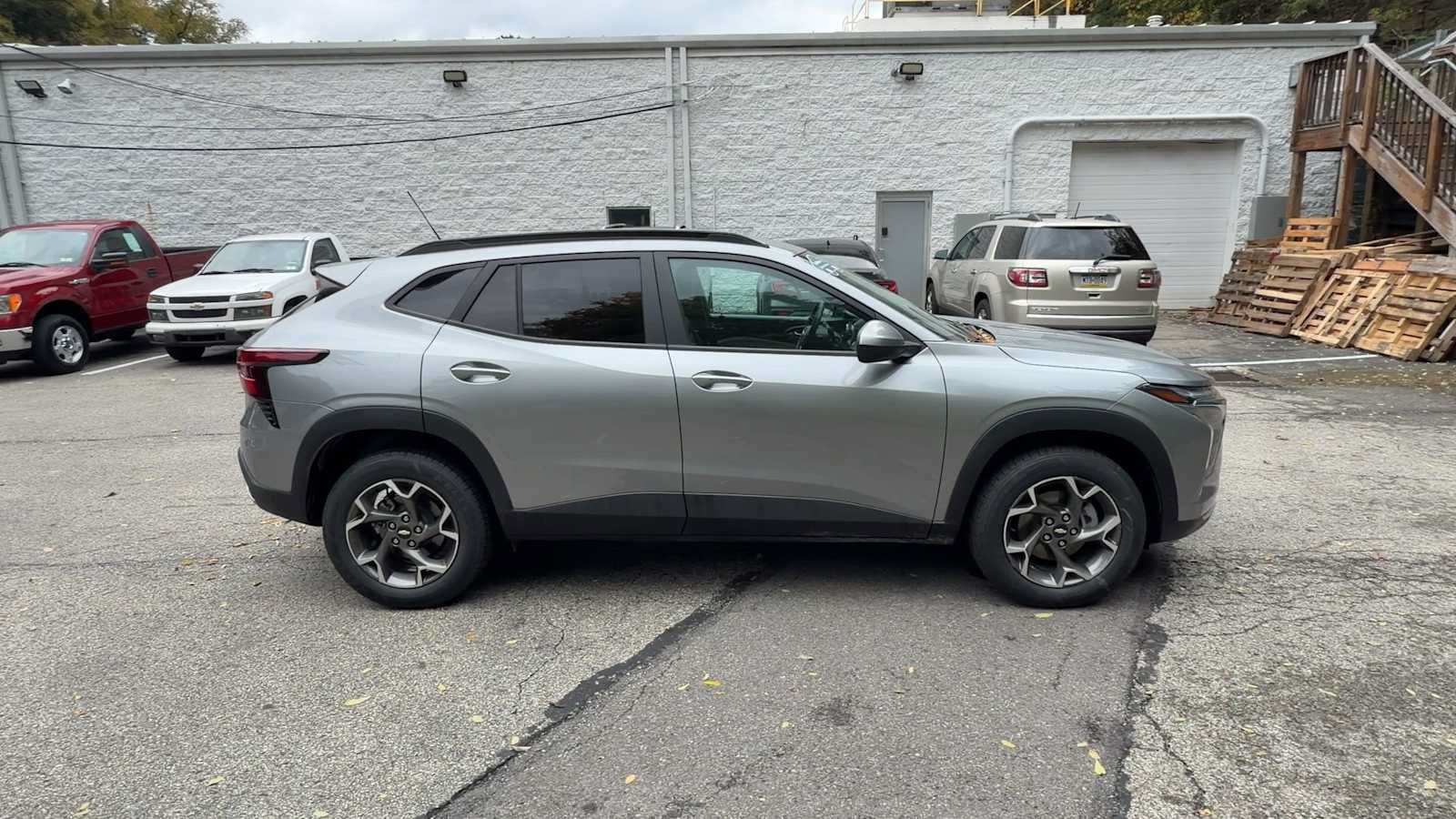 Used 2025 Chevrolet Trax LT w/ Driver Confidence Package FWD image 9