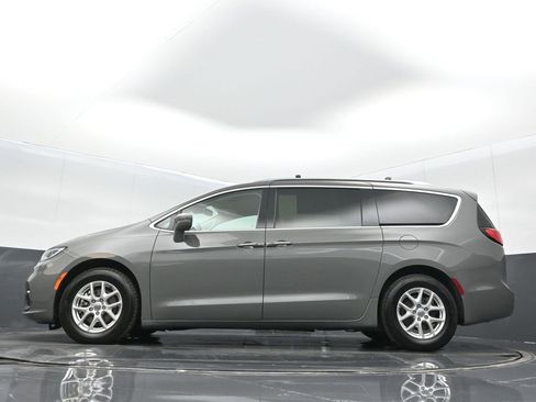 Used 2021 Chrysler Pacifica Touring-L image 14
