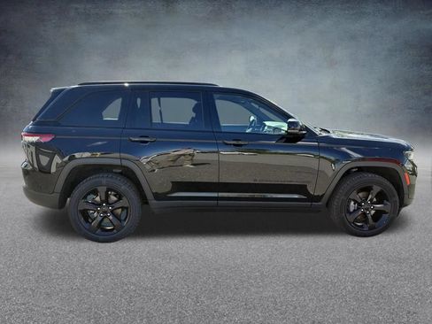 Used 2023 Jeep Grand Cherokee Altitude AWD/4WD image 7