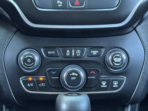Used 2020 Jeep Cherokee Latitude Plus AWD/4WD image 26