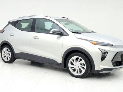 Used 2023 Chevrolet Bolt EUV LT w/ Comfort Package image 3