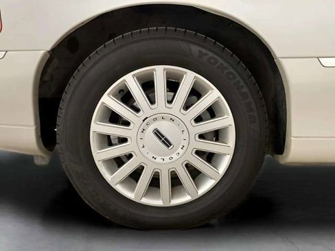 Used 2005 Lincoln Town Car Signature image 24