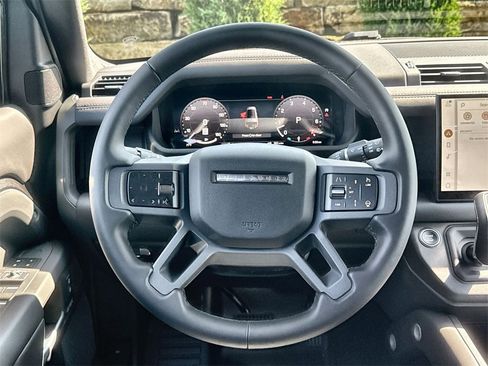 Used 2025 Land Rover Defender 130 X-Dynamic SE image 21