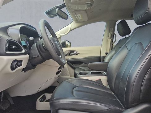 Used 2023 Chrysler Pacifica Touring-L image 9