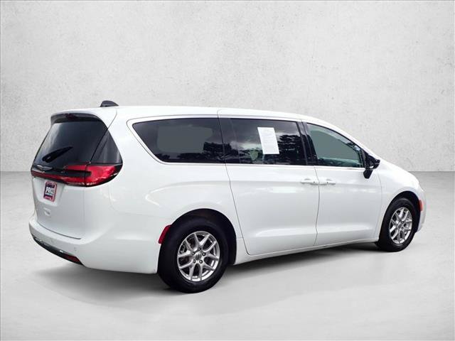 Used 2024 Chrysler Pacifica Touring-L FWD image 4