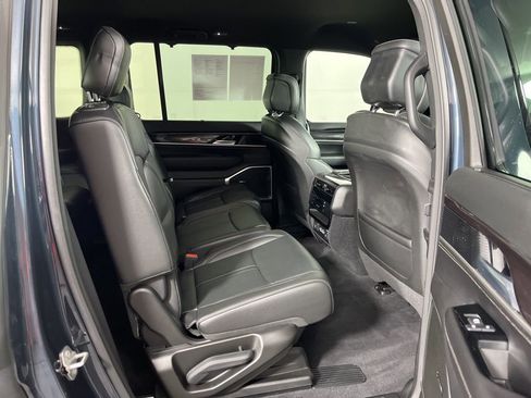 Used 2023 Jeep Wagoneer 4WD w/ Convenience Group I image 7