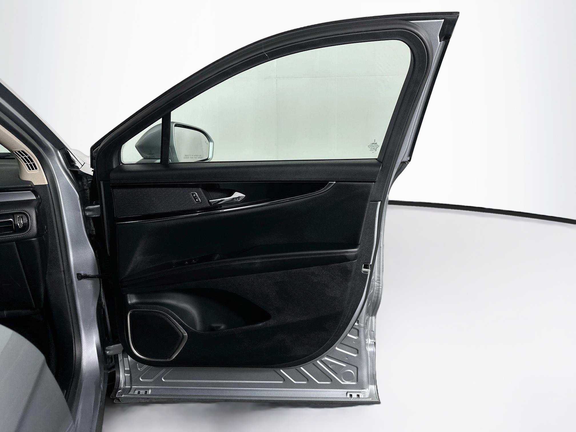 Used 2023 Lincoln Nautilus FWD w/ Premium Package image 32