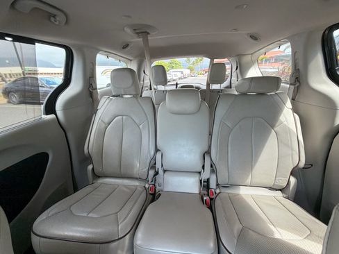 Used 2017 Chrysler Pacifica Limited FWD image 20