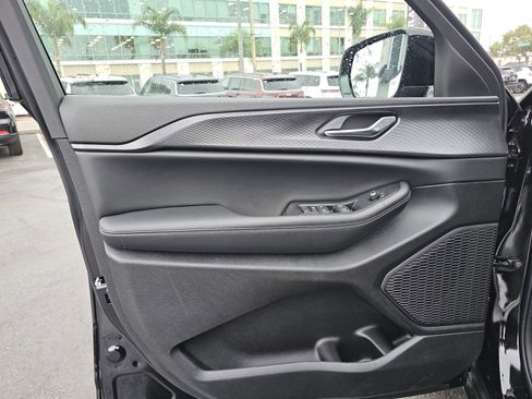 New 2025 Jeep Grand Cherokee L Altitude image 24