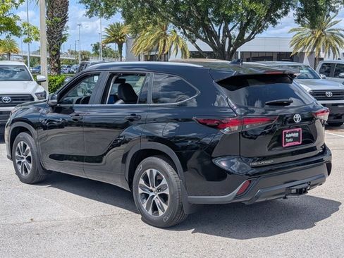 New 2026 Toyota Highlander XLE image 2