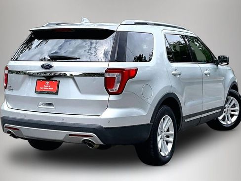 Used 2017 Ford Explorer XLT FWD image 5